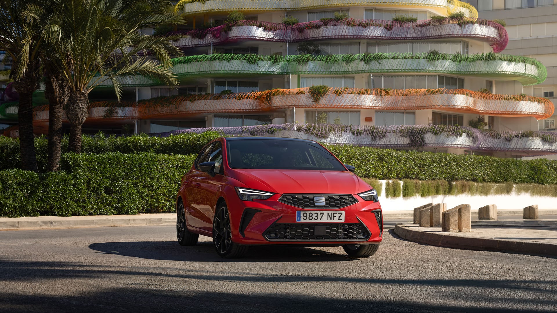 SEAT Ibiza von oben mit offenem Schiebedach. 