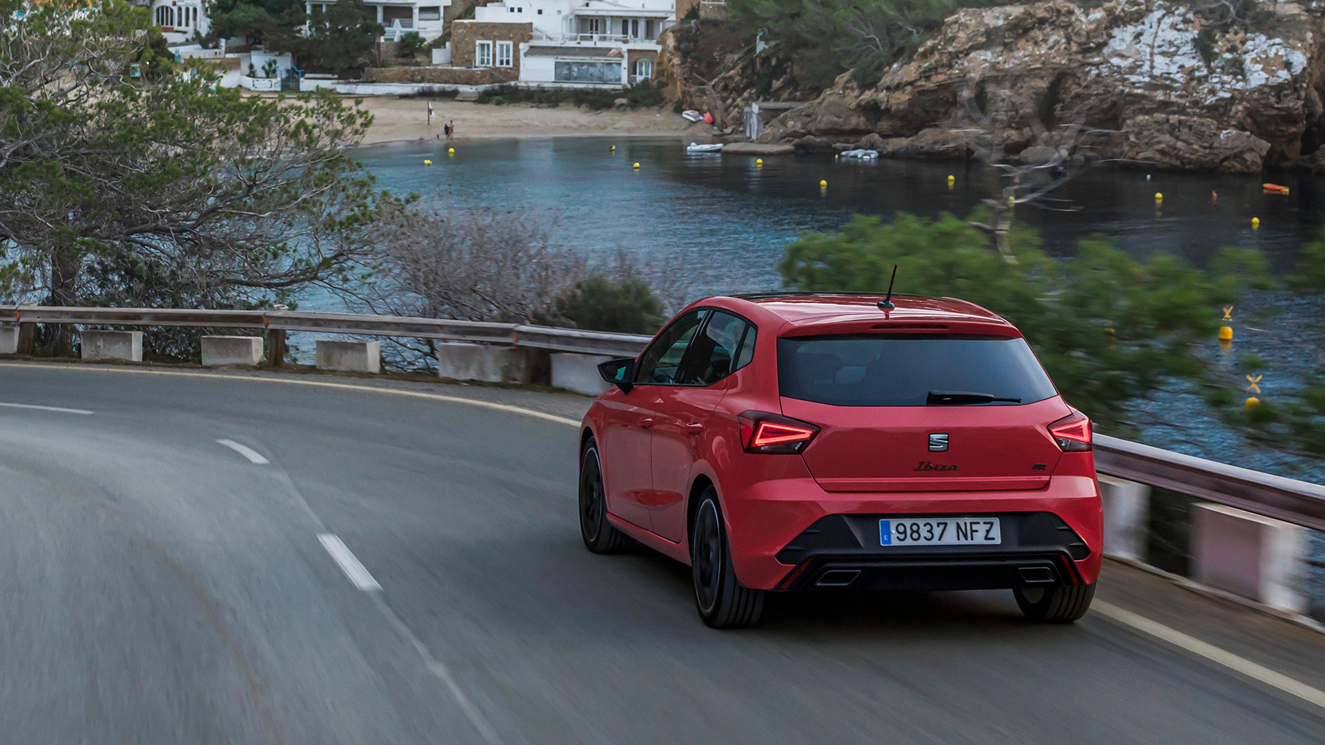 SEAT Ibiza von oben mit offenem Schiebedach. 