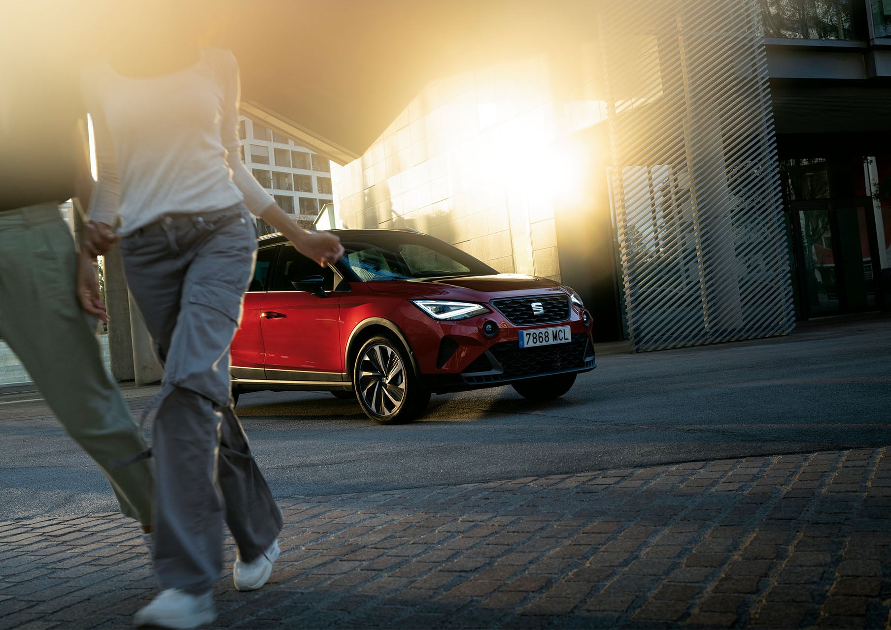 woman walking towards seat arona cliff grey colour