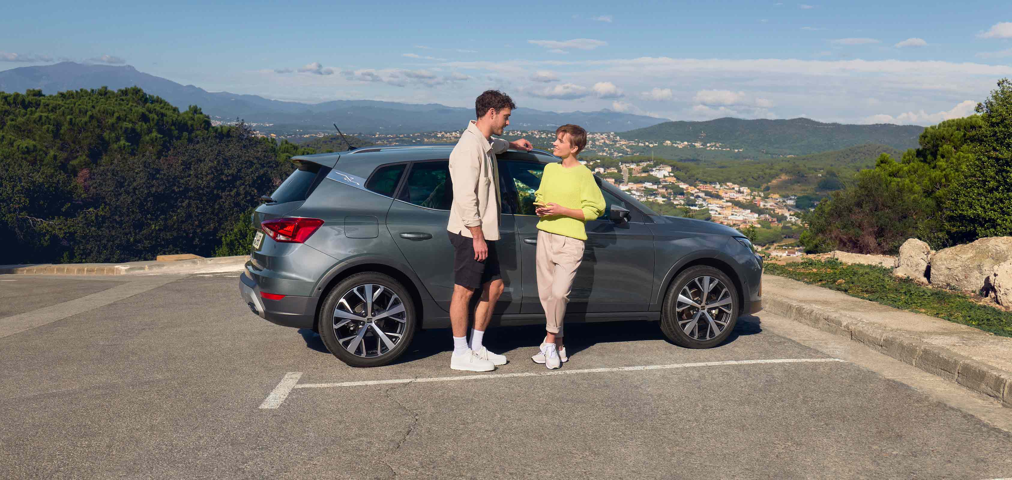 SEAT neuer Service und Wartung – Luftbild eines SEAT Leon ST auf einer Landstrasse