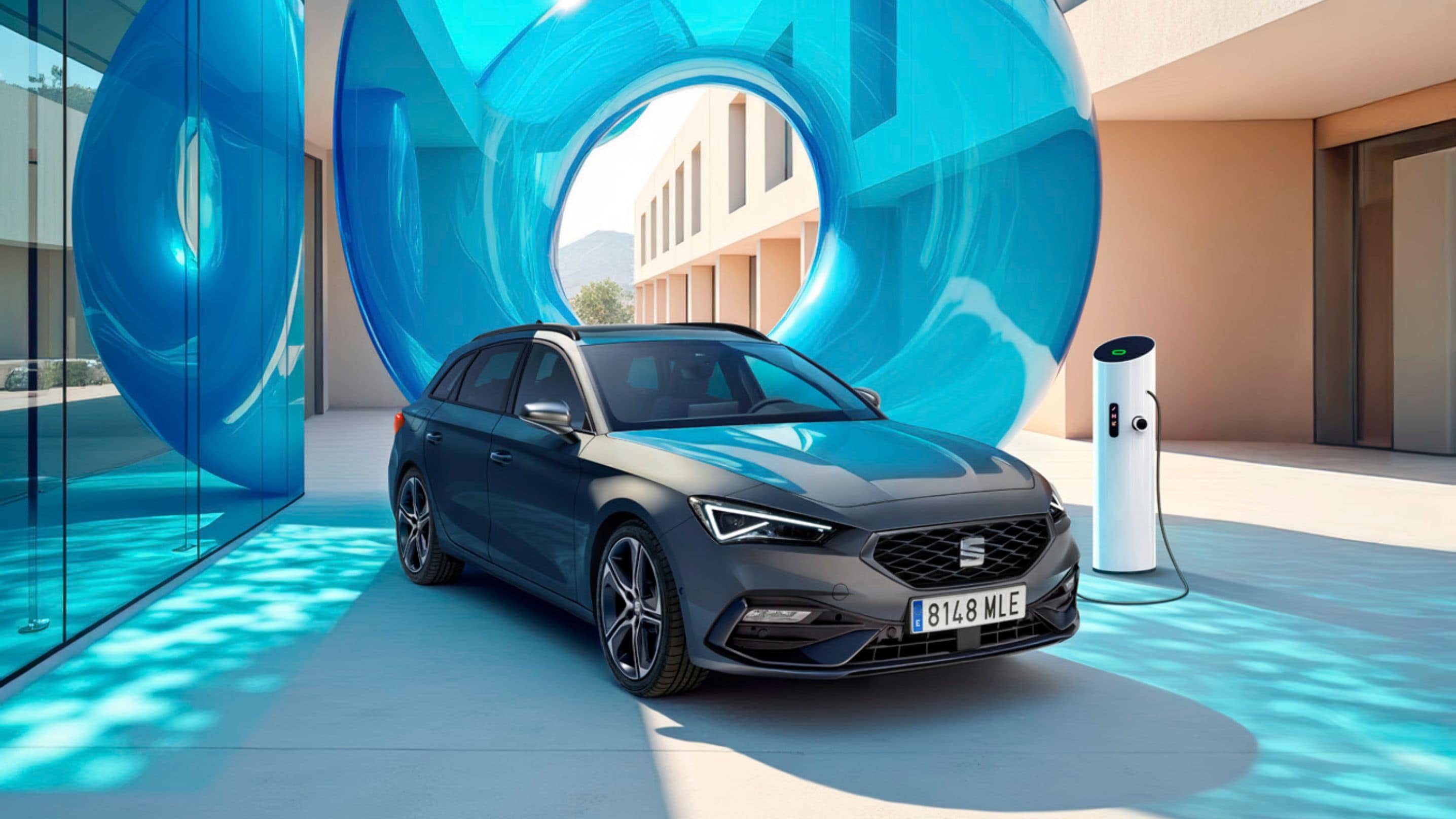 vue de côté d’un tech leon 5d magnétique, garé en face d’un mur bleu foncé et d’un escalier chargeant