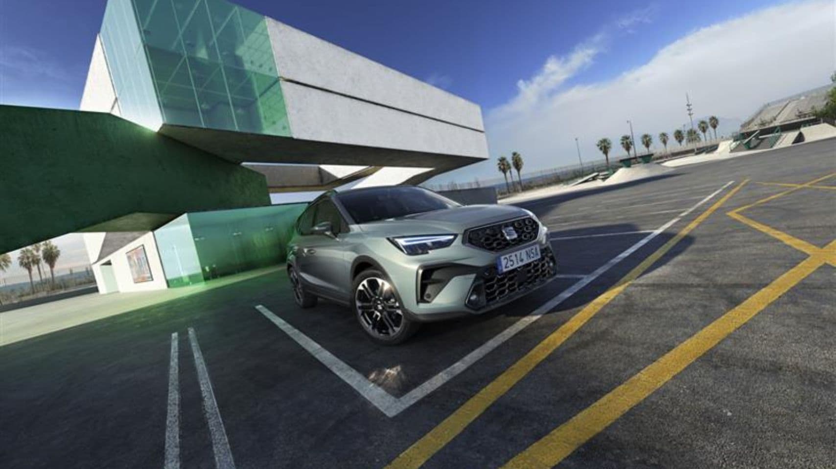  Vue de face de la nouvelle Arona sur une position de stationnement