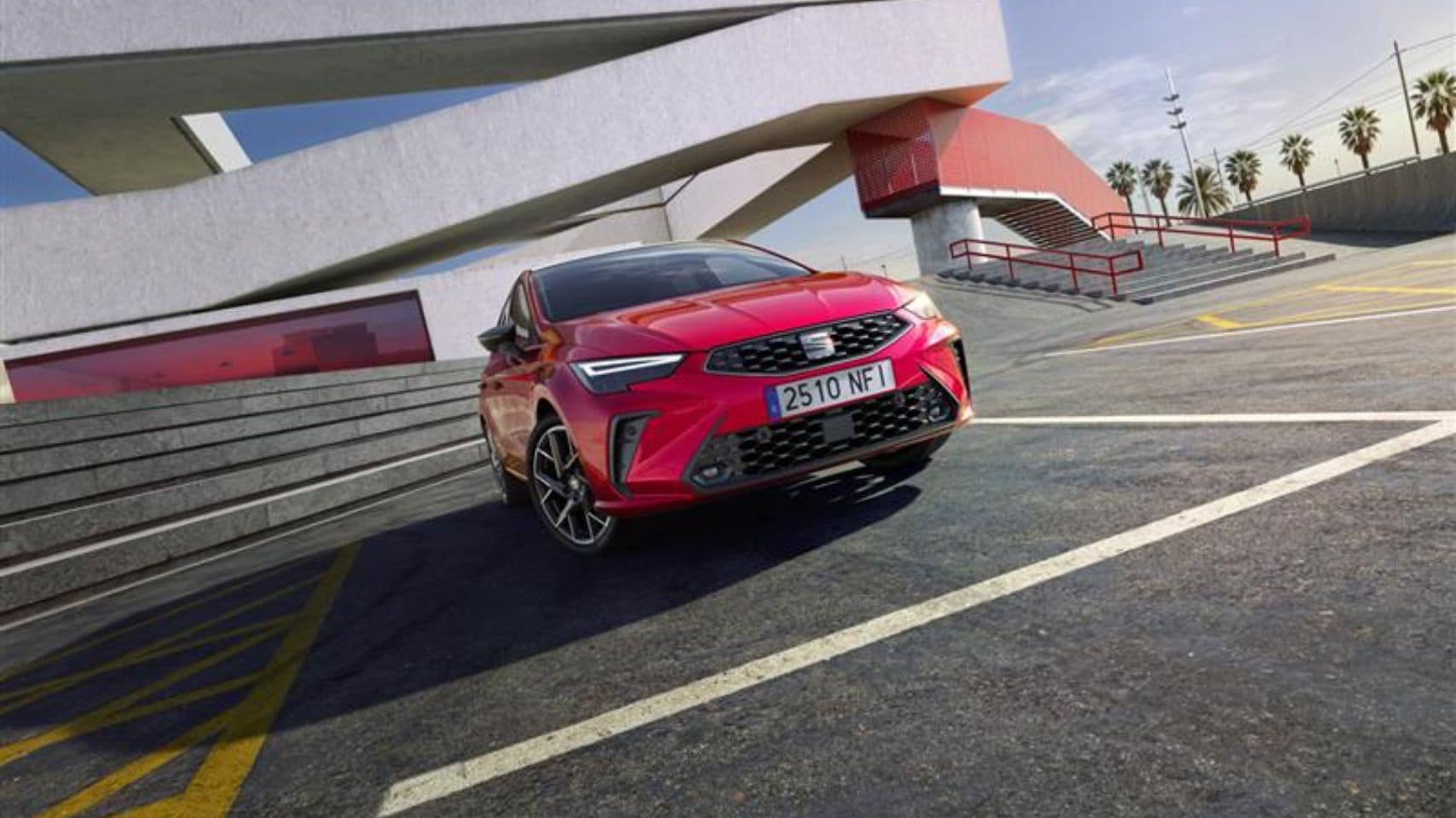  Vue de face de la nouvelle Ibiza sur une position de stationnement