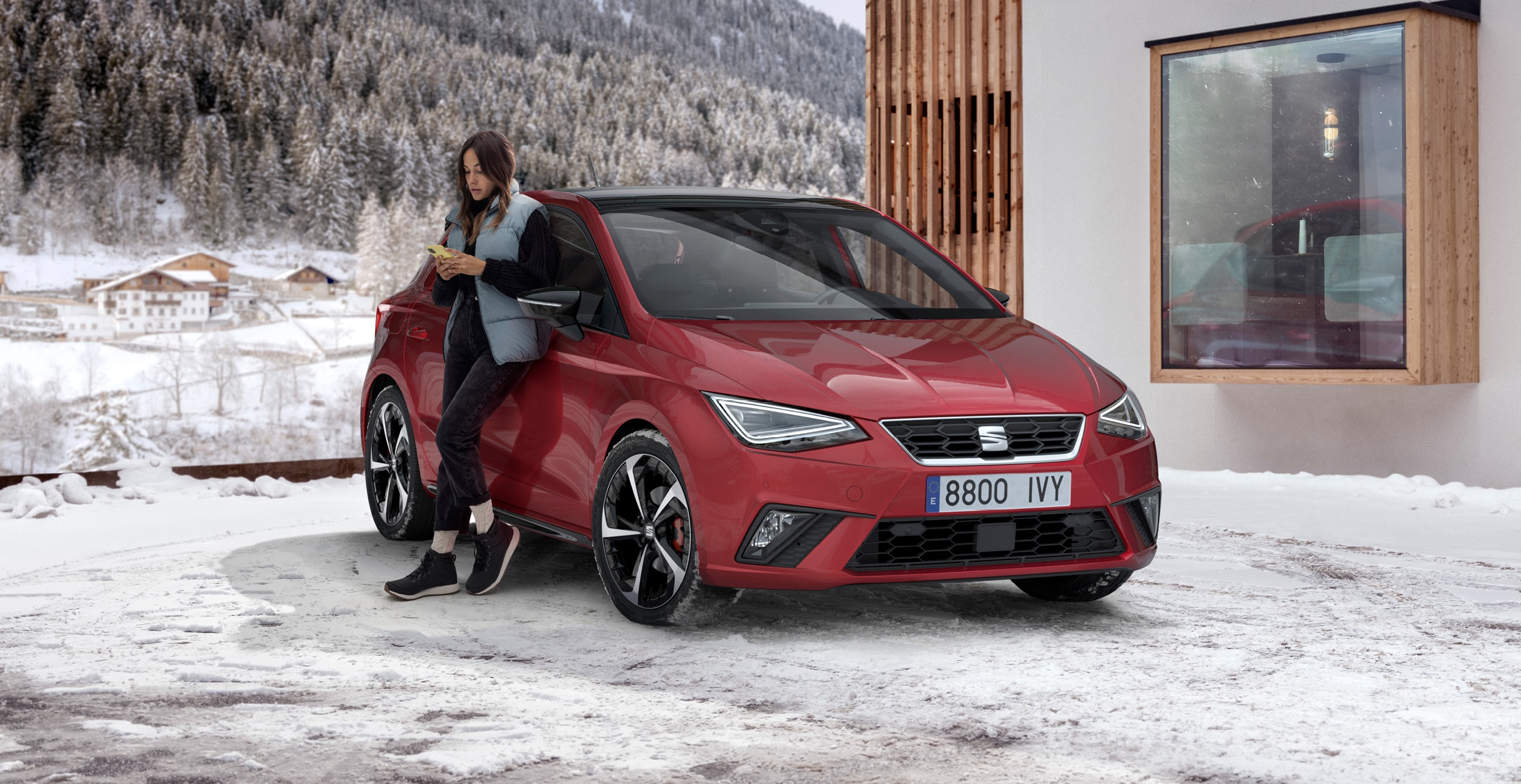 SEAT Service und Wartung - Besitzer –  zwei Kinder, die Superman-Kostüme anhaben und vor einem SEAT Ateca SUV spielen