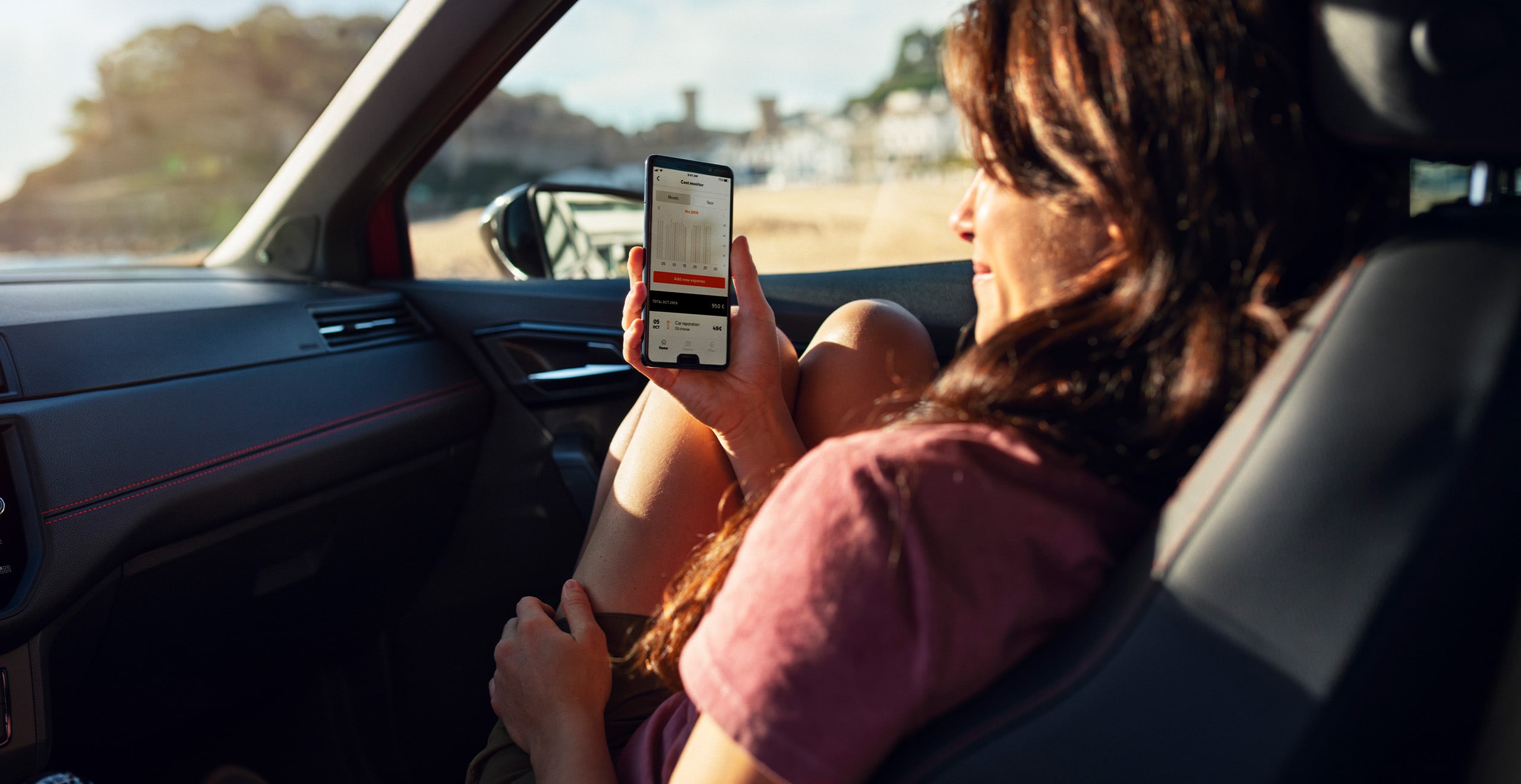 SEAT for Business, système Navi Plus avec affichage des cartes et de la musique – vue intérieure dut tableau de bord et du volant d'une SEAT