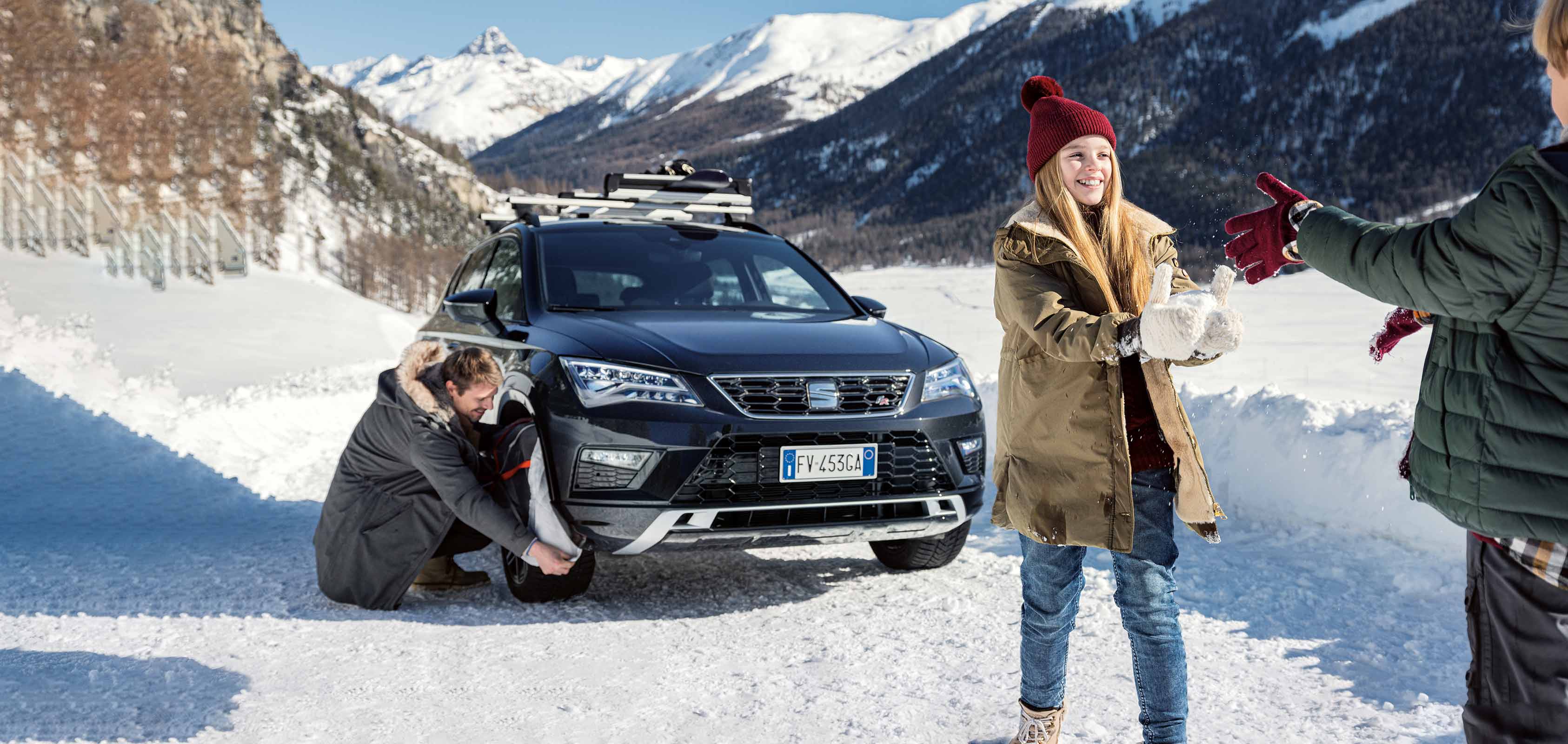 SEAT neuer Service und Wartung – Landschaftsaufnahme eines SEAT Leon mit Fahrradträger an der Seite eines Hügels