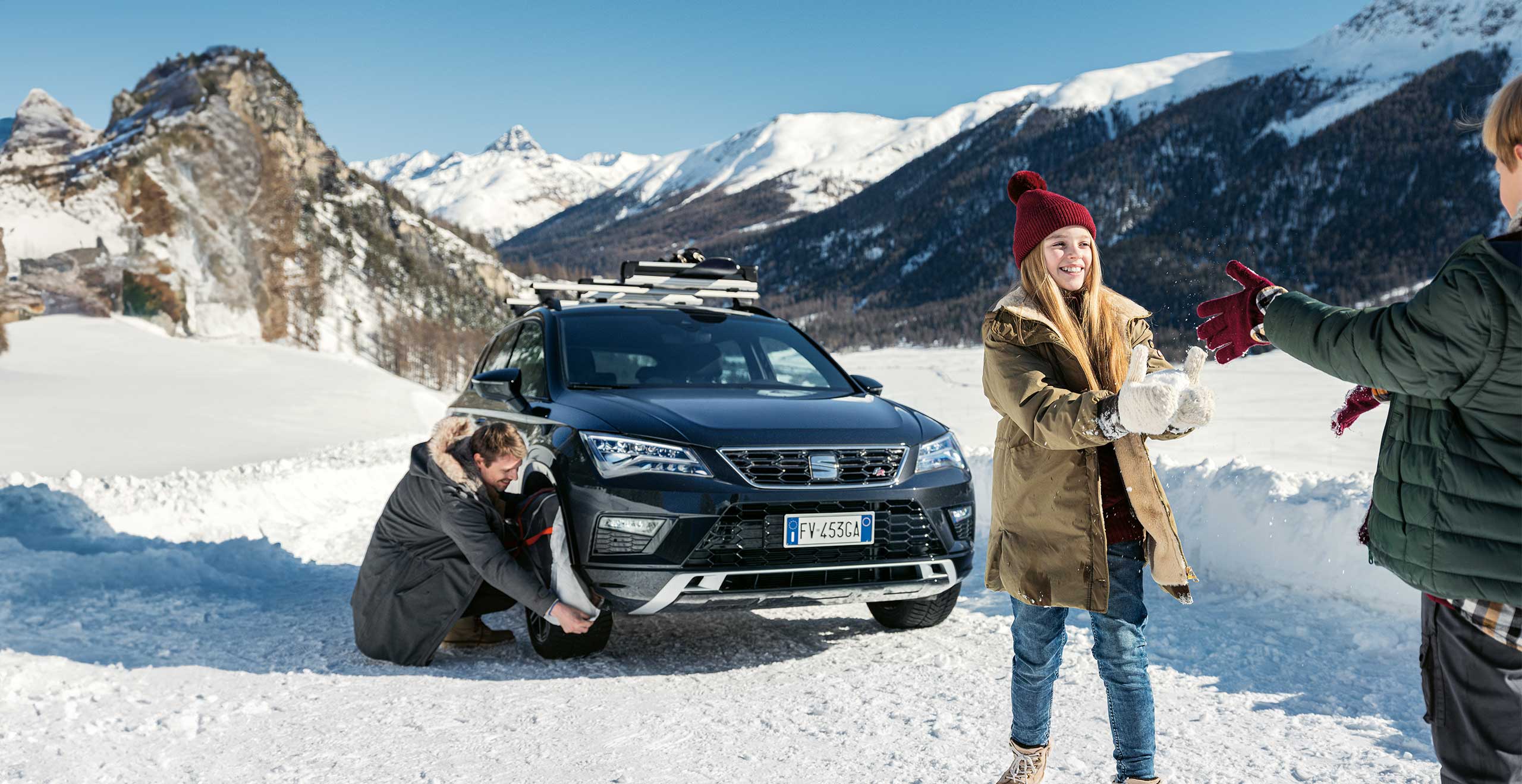 Service et entretien SEAT – Prise d'une SEAT Leon dans le paysage, à côté d'une colline, avec un porte-vélos