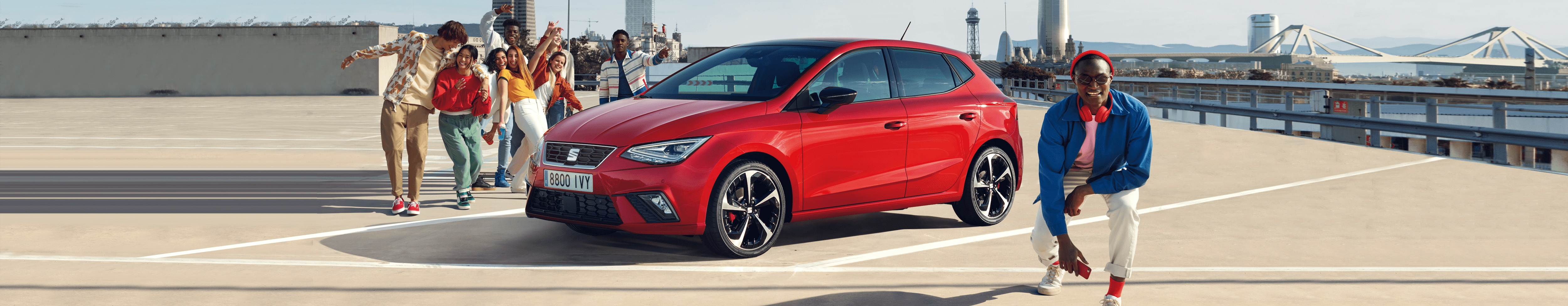 Des amis en train de discuter à côté d’une SEAT Ibiza couleur Desire Red