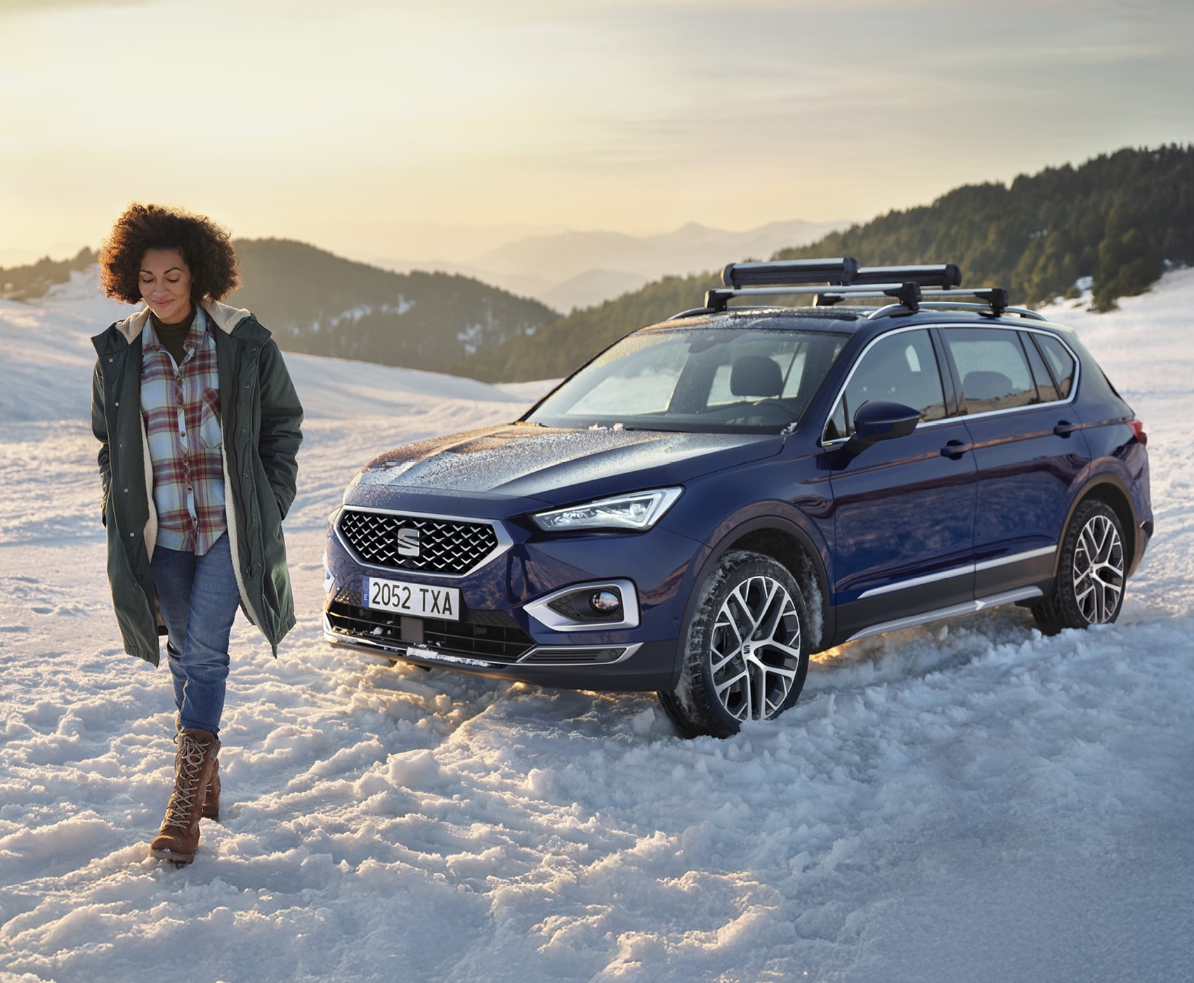 Service et entretien SEAT pour voitures neuves– Un homme admire le SUV SEAT Ateca