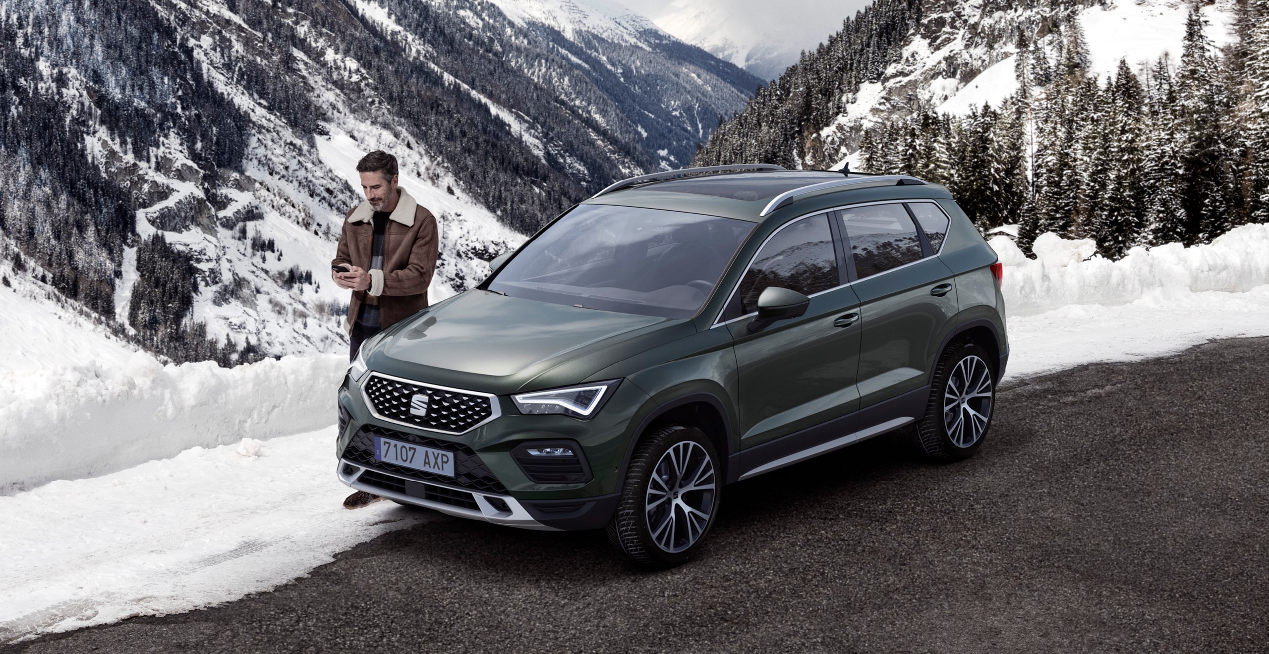 Service et entretien SEAT, deux ans de garantie – SUV SEAT Ateca sur une route, entre les arbres