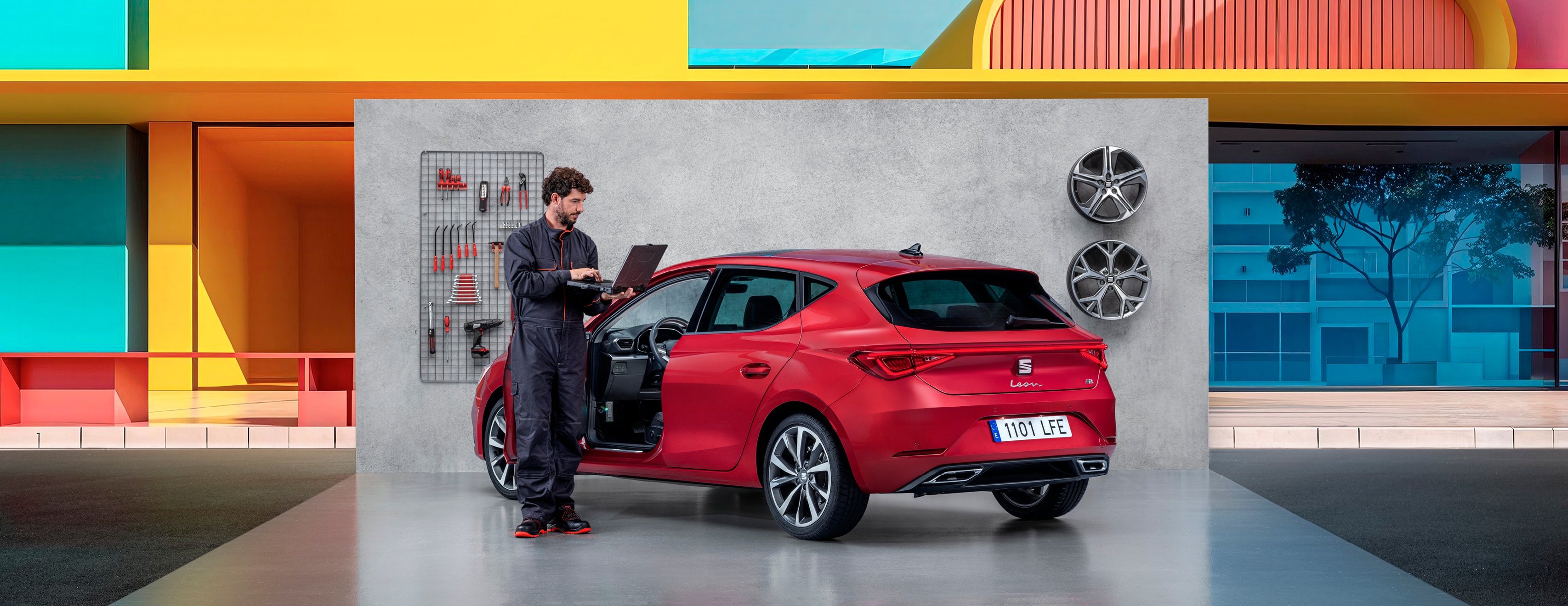 Service et entretien SEAT pour voitures neuves – SUV SEAT Arona crossover garé et surplombant une vallée, avec un homme penché sur le véhicule