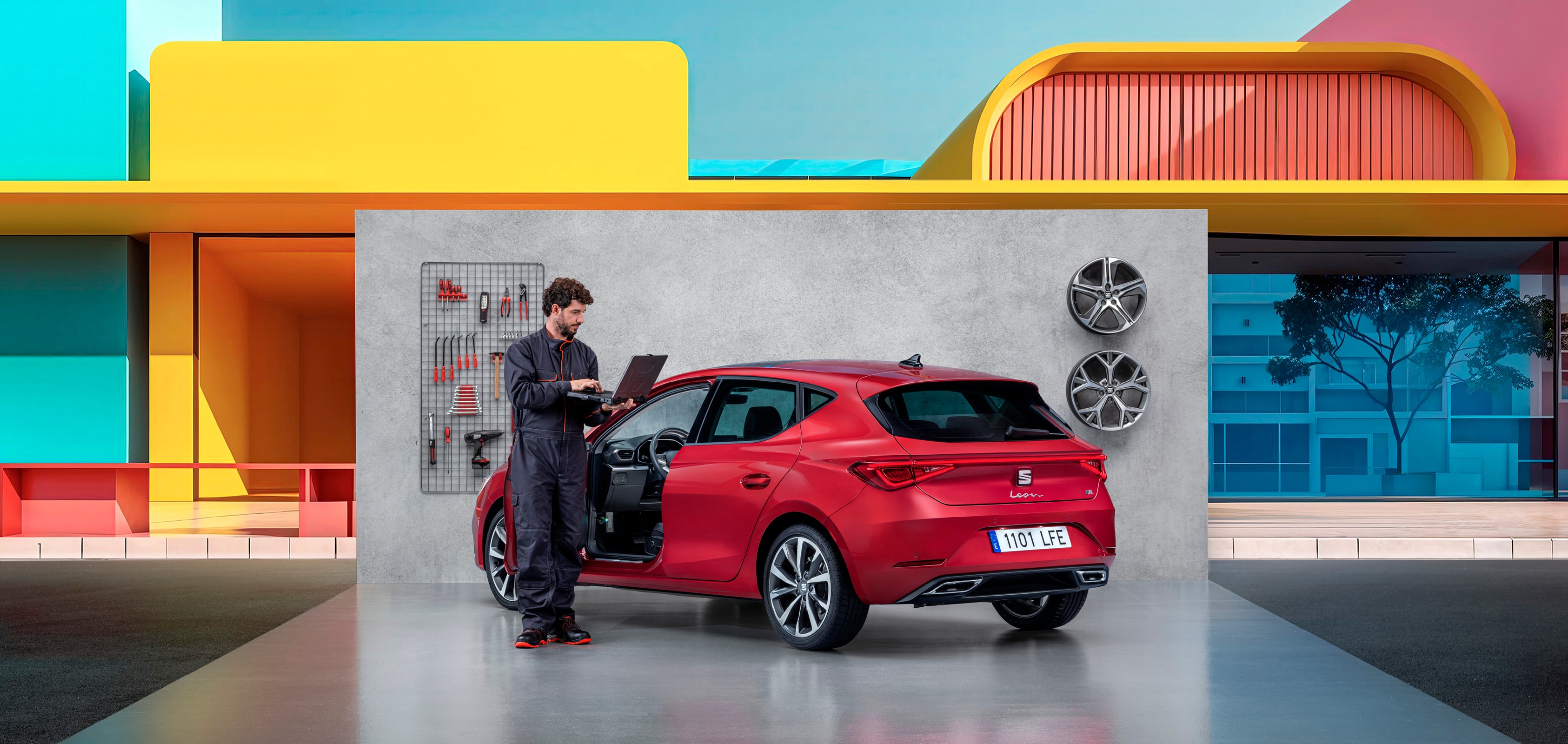 SEAT neuer Service und Wartung – SEAT Arona Crossover SUV, parkiert und Ausblick auf ein Tal mit einem am Fahrzeug gelehnten Mann