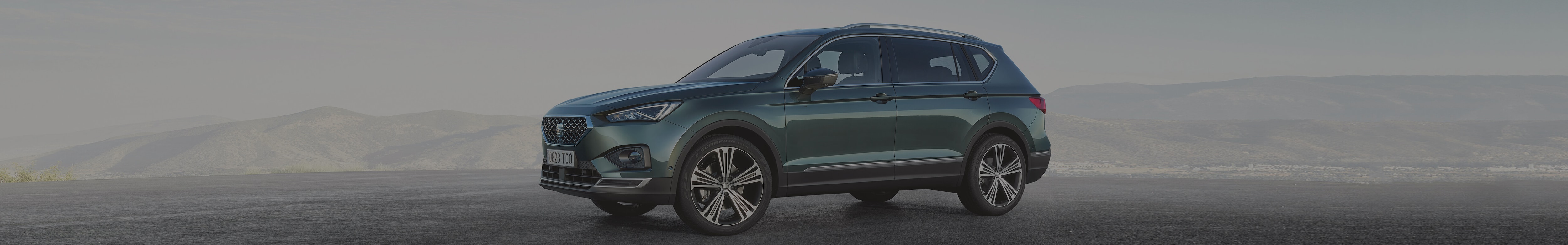 SEATʼs neues Flaggschiff, der neue SEAT Tarraco SUV, dahinter Berge