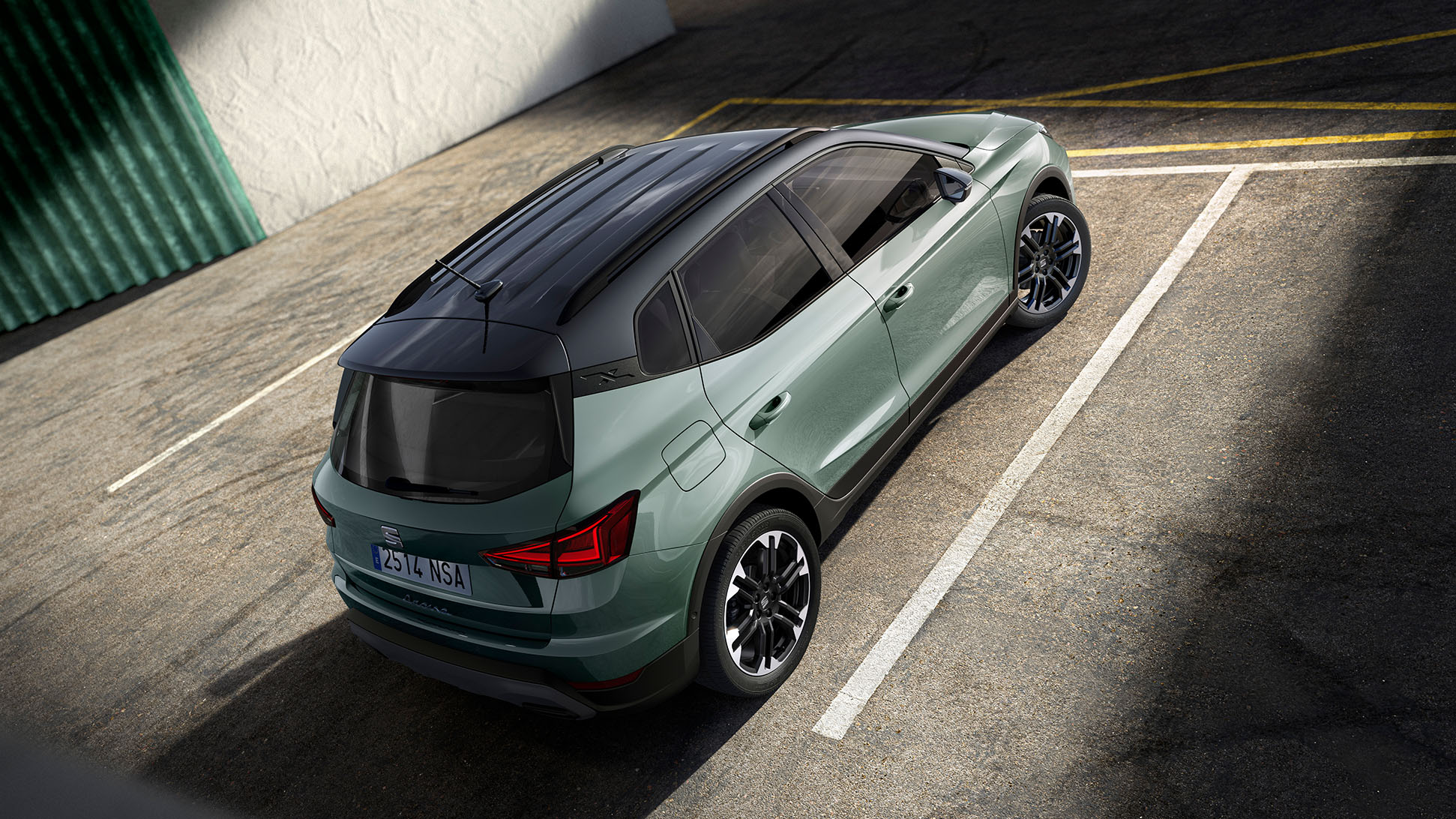 Vue arrière de la SEAT Arona avec son design de SUV urbain compact prononcé Vue arrière de la SEAT Arona avec son design de SUV urbain compact prononcé