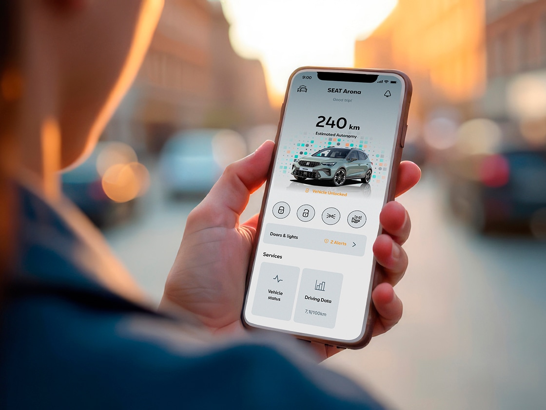 Person mit Smartphone, die die My SEAT App nutzt