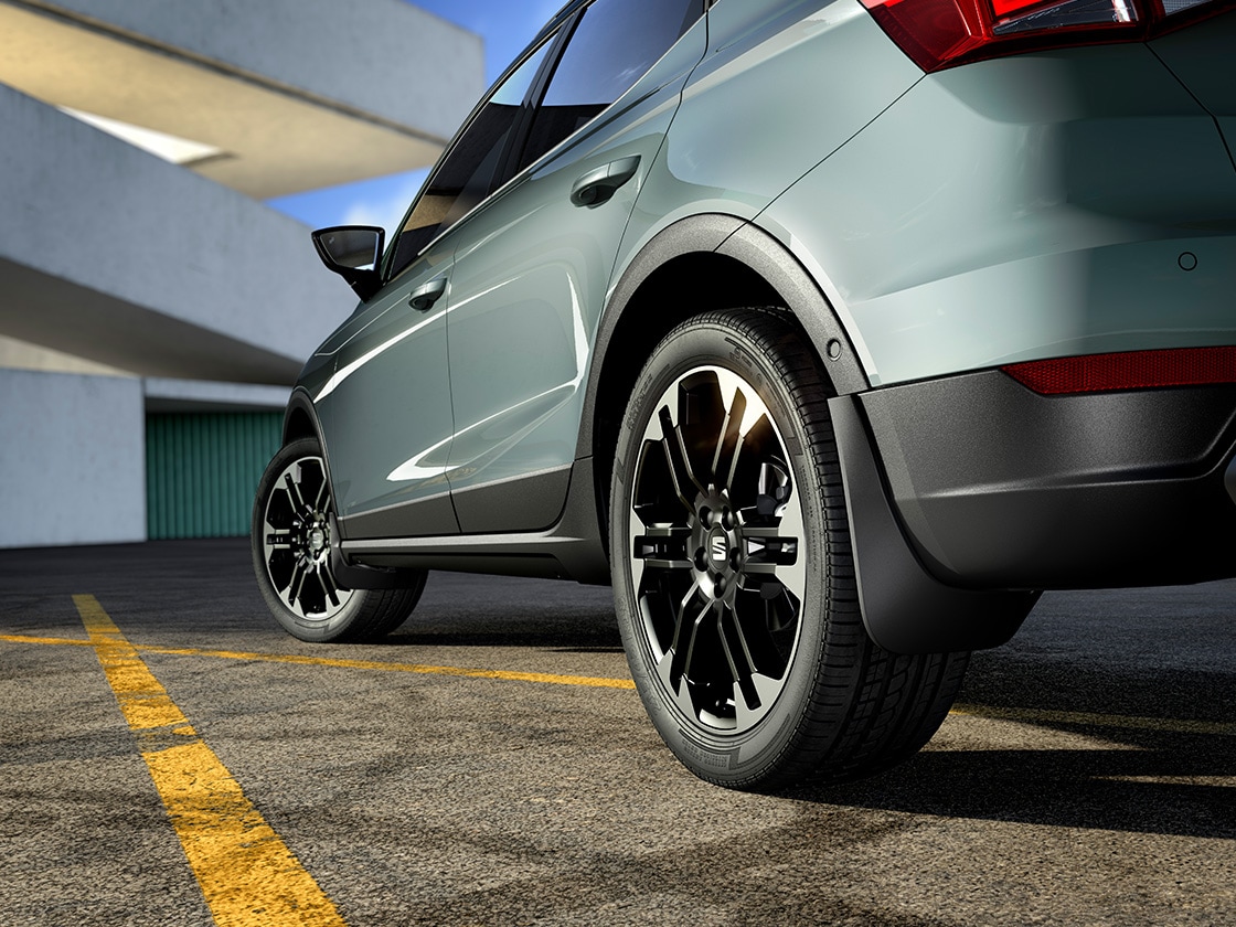  SEAT Arona in Schwarz mit passenden schwarzen Schmutzfängern vorne und hinten, um das Auto zu schützen und stilvoll zu gestalten.