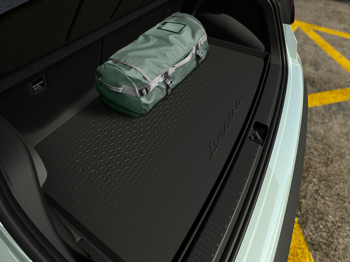 SEAT Arona halbstarre Kofferraumschale mit Reisetasche.