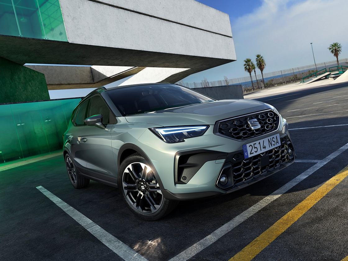 Zeitloses SEAT Arona Design auf einem Parkplatz im Freien
