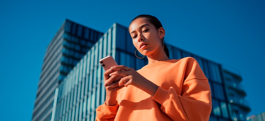 Eine Person, die ihr Smartphone benutzt, um zu zeigen, dass man die Handbücher jederzeit und überall herunterladen kann.