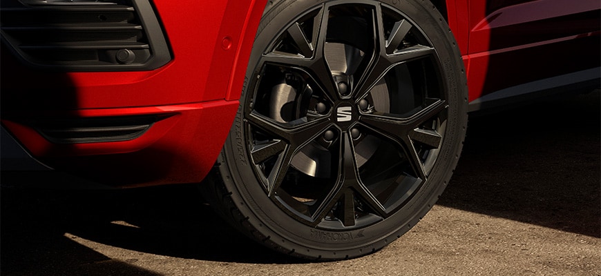 Nahaufnahme eines Alufelgens des SEAT Ateca.