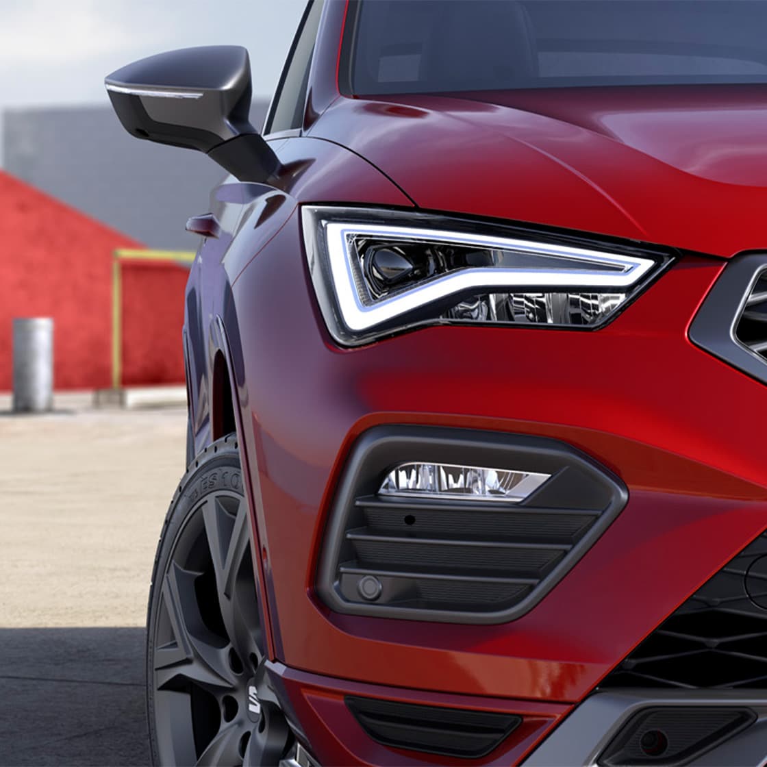 Nahaufnahme einer der Scheinwerfer des SEAT Ateca.