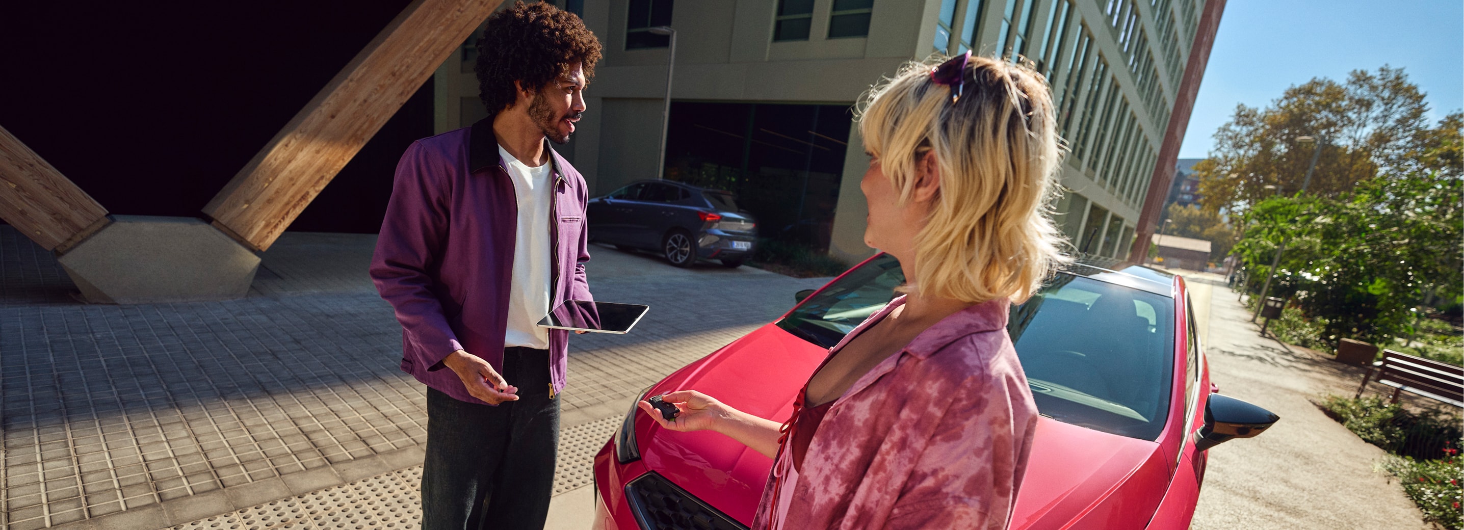 Zwei Personen im SEAT Ibiza, eine davon fährt.  