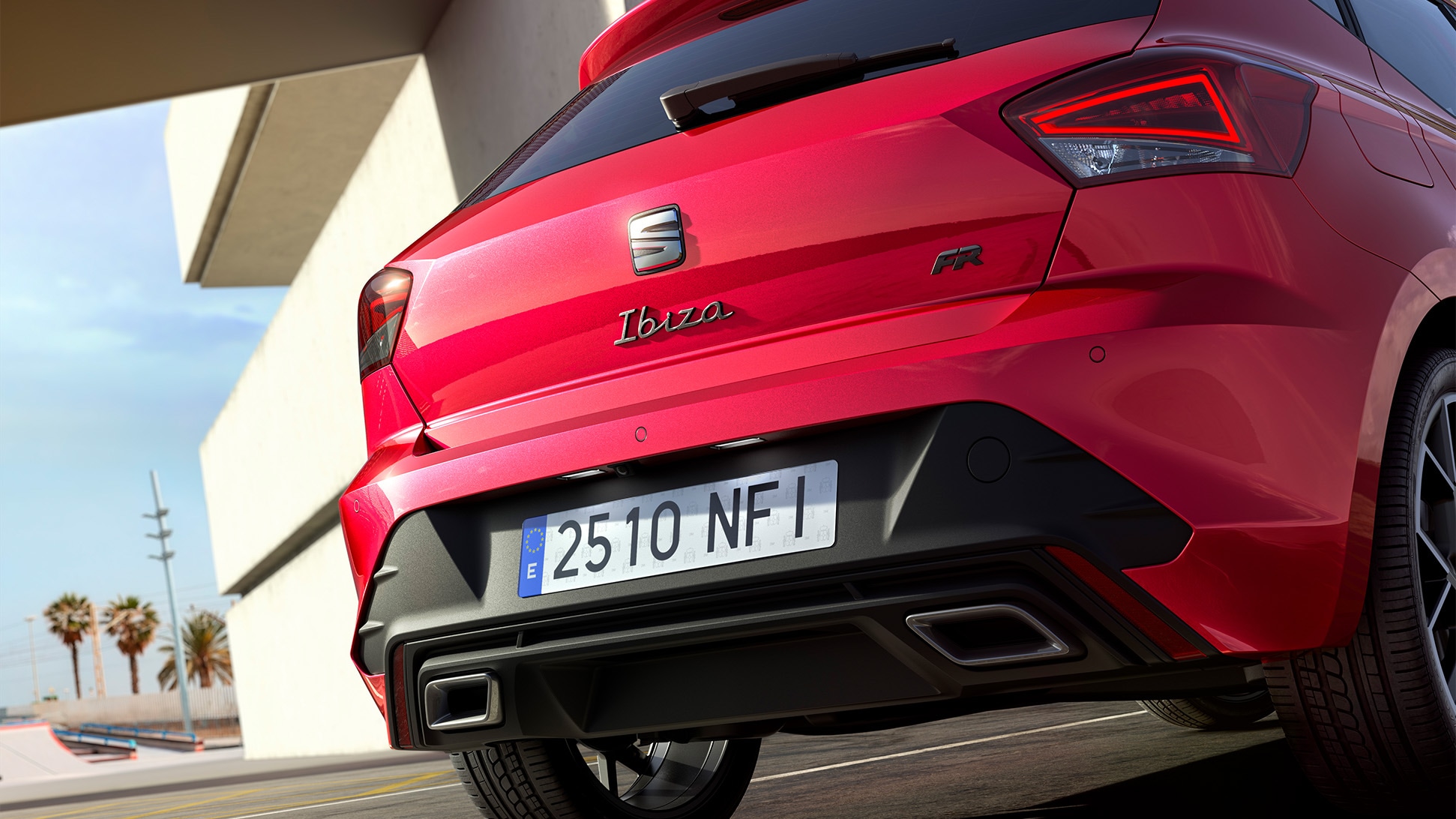 Rückansicht eines SEAT Ibiza in Rot, im Freien parkiert.  Rückansicht eines SEAT Ibiza in Rot, im Freien parkiert.