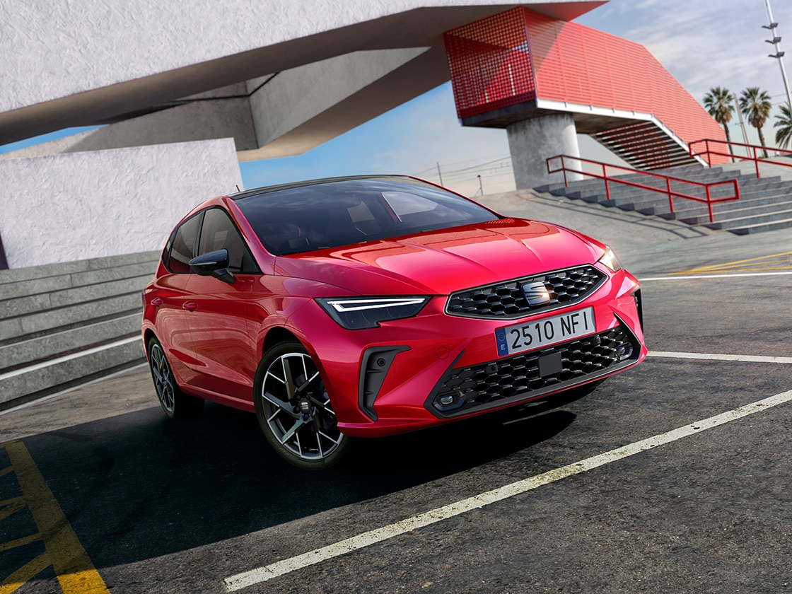 Seitenansicht des SEAT Ibiza in der Ausstattungsvariante FR im Freien  Seitenansicht des SEAT Ibiza in der Ausstattungsvariante FR im Freien