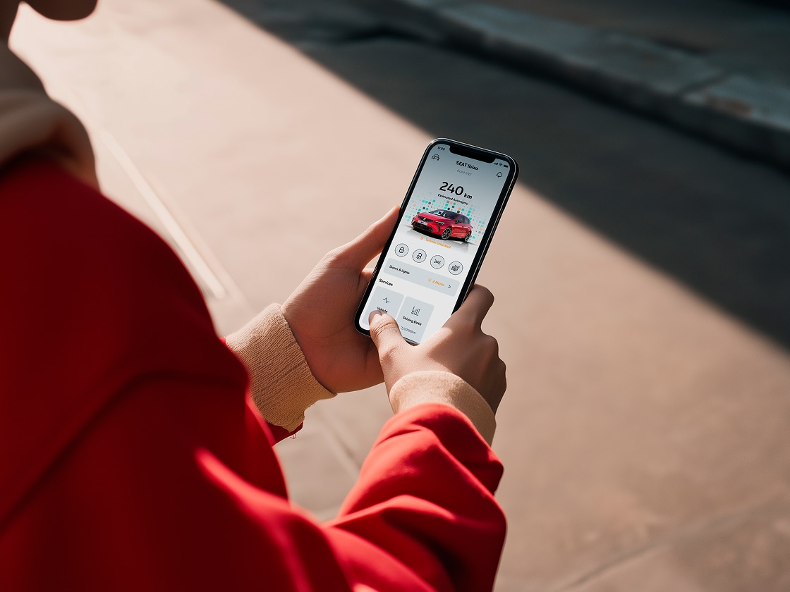 Person, die mit dem Smartphone die Remote-Funktionen von SEAT nutzt. Person, die mit dem Smartphone die Remote-Funktionen von SEAT nutzt.