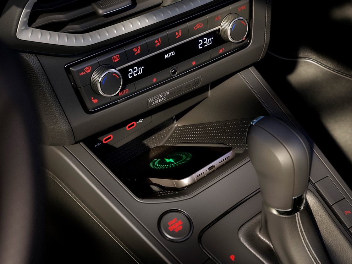 Innenansicht des SEAT Ibiza, die auch fortschrittliche Technik beinhaltet, wie die Connectivity Box, die über die Mittelkonsole gesteuert wird  Innenansicht des SEAT Ibiza, die auch fortschrittliche Technik beinhaltet, wie die Connectivity Box, die über die Mittelkonsole gesteuert wird