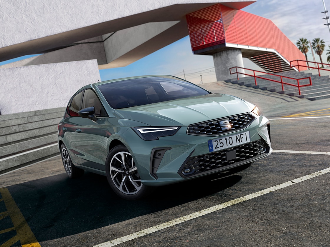 Seitenansicht der SEAT Ausstattungsvariante Ibiza im Freien parkiert  Seitenansicht der SEAT Ausstattungsvariante Ibiza im Freien parkiert