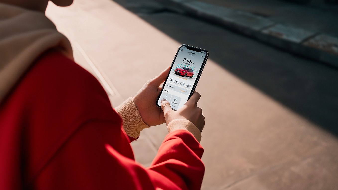 Person, die mit ihrem Smartphone das Seat Connect System prüft. Person, die mit ihrem Smartphone das Seat Connect System prüft.