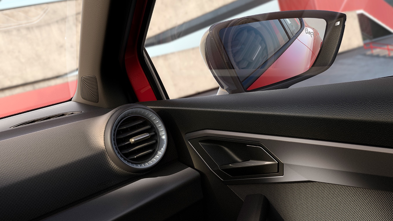 Teilweise Innenraumansicht mit einigen Details, sowie Blick auf den rechten Aussenspiegel.  Teilweise Innenraumansicht mit einigen Details, sowie Blick auf den rechten Aussenspiegel.