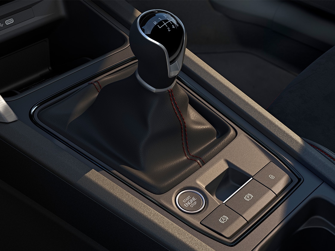 Nahaufnahme des Schaltgetriebes im SEAT Leon NF 5D, das für ein schnelleres und stabileres Fahrerlebnis entwickelt wurde.