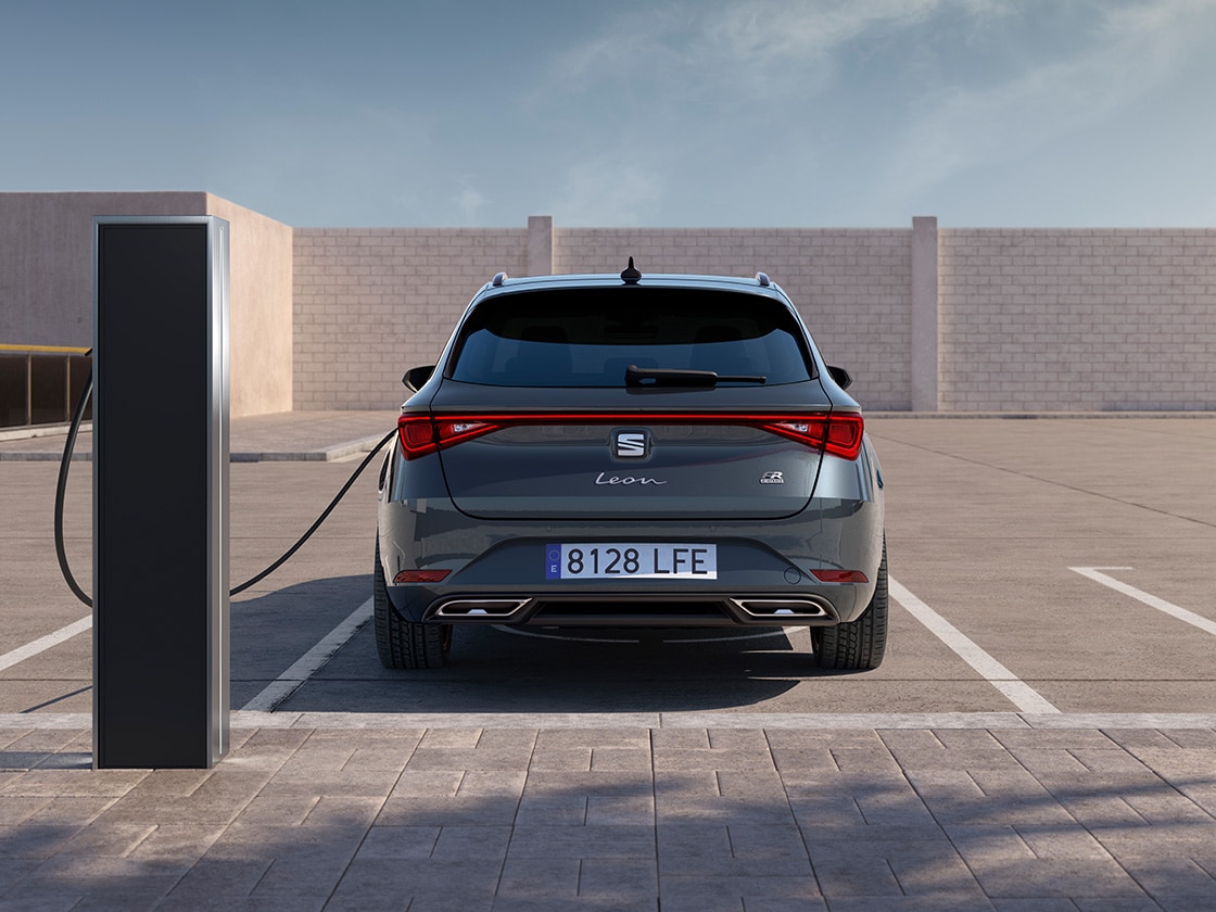 SEAT Leon Sportstourer e-HYBRID in Magnetic Tech mit Coast-to-Coast-Beleuchtung beim Laden
