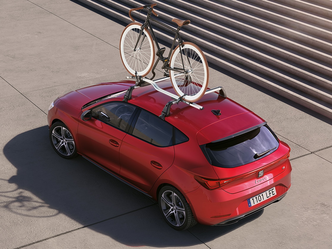 SEAT Leon in Desire Red mit Dachfahrradträger
