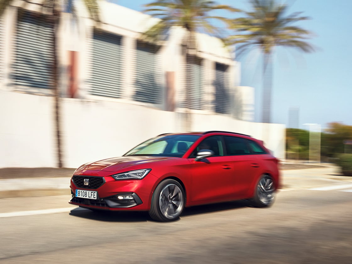 Ein Paar liegt auf dem neuen SEAT Leon in Desire Red 