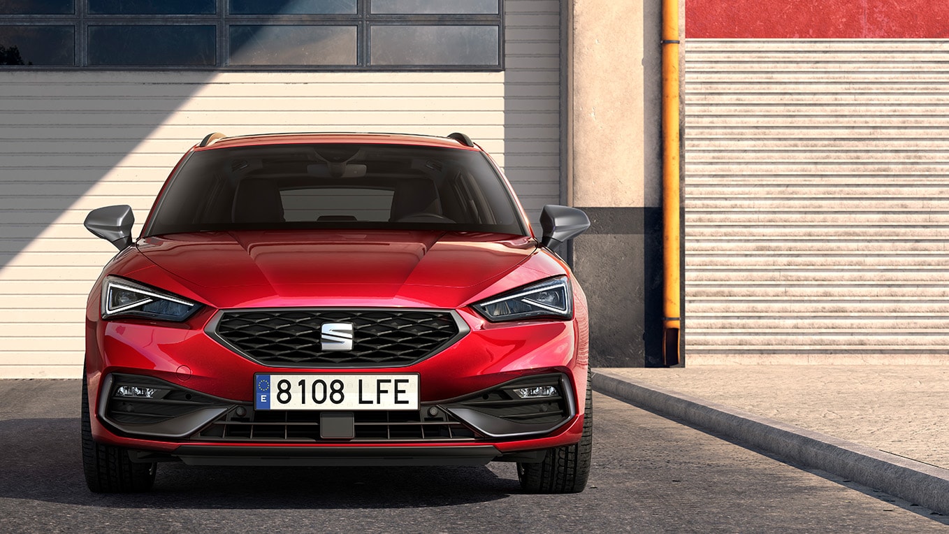 Eine Nahaufnahme des vorderen Kühlergrills des SEAT Leon SP in Desire Red, der sein aggressives und raffiniertes Wabendesign zeigt.
