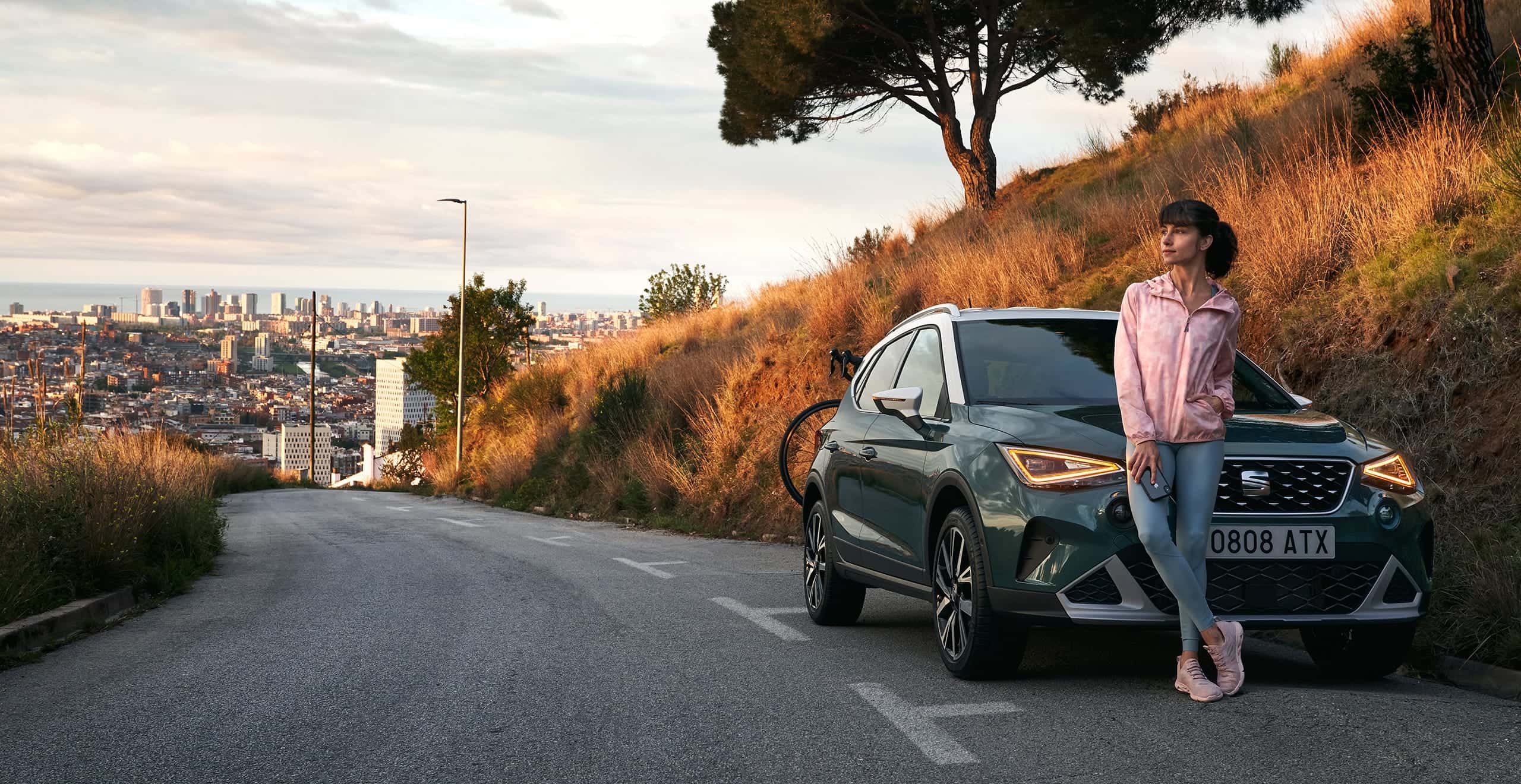 SEAT Arona in Dark Camouflage con tetto in Candy White