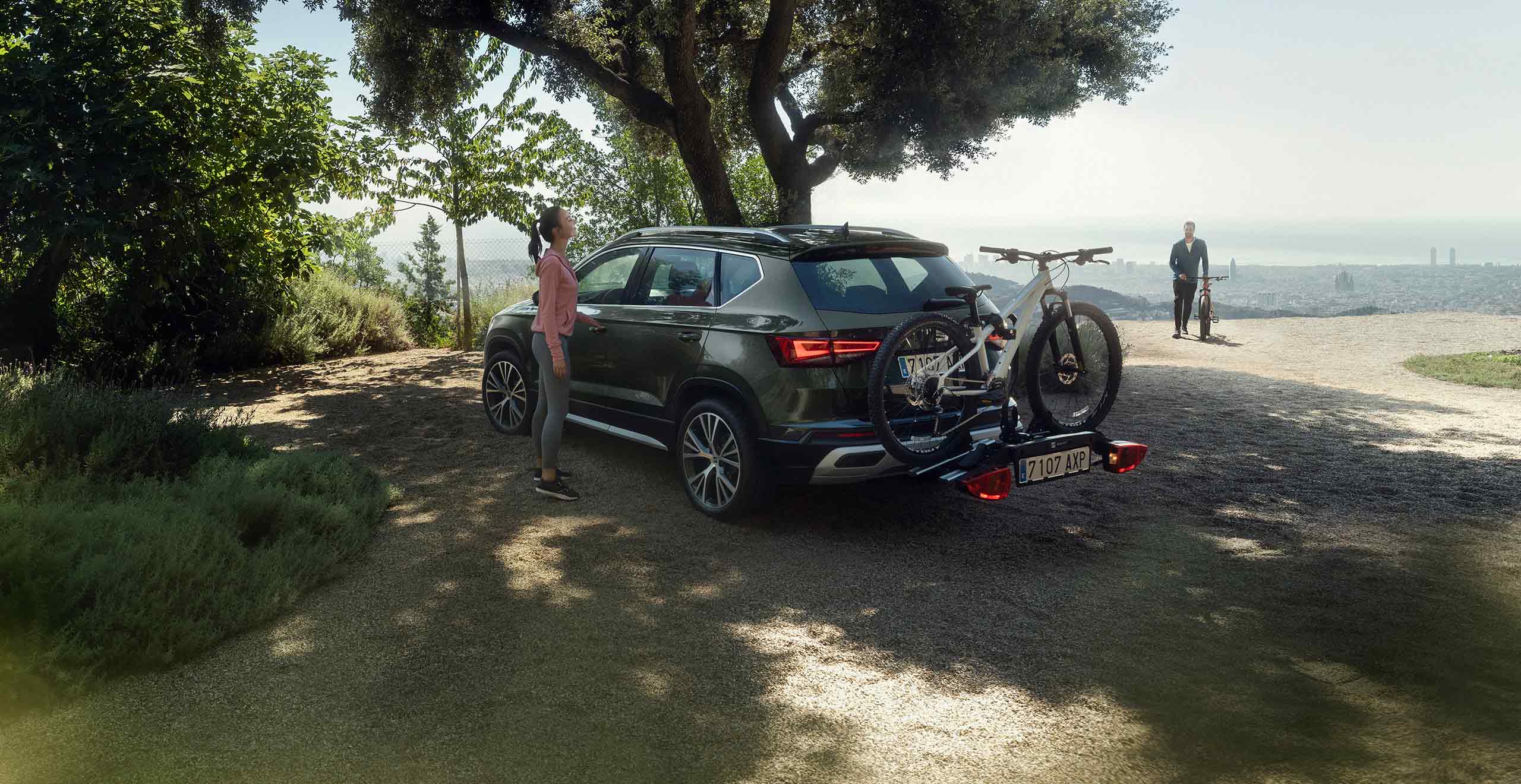 vista-esterna-posteriore-del-suv-seat-ateca-xperience-con-box-per-il-tetto-come-optional