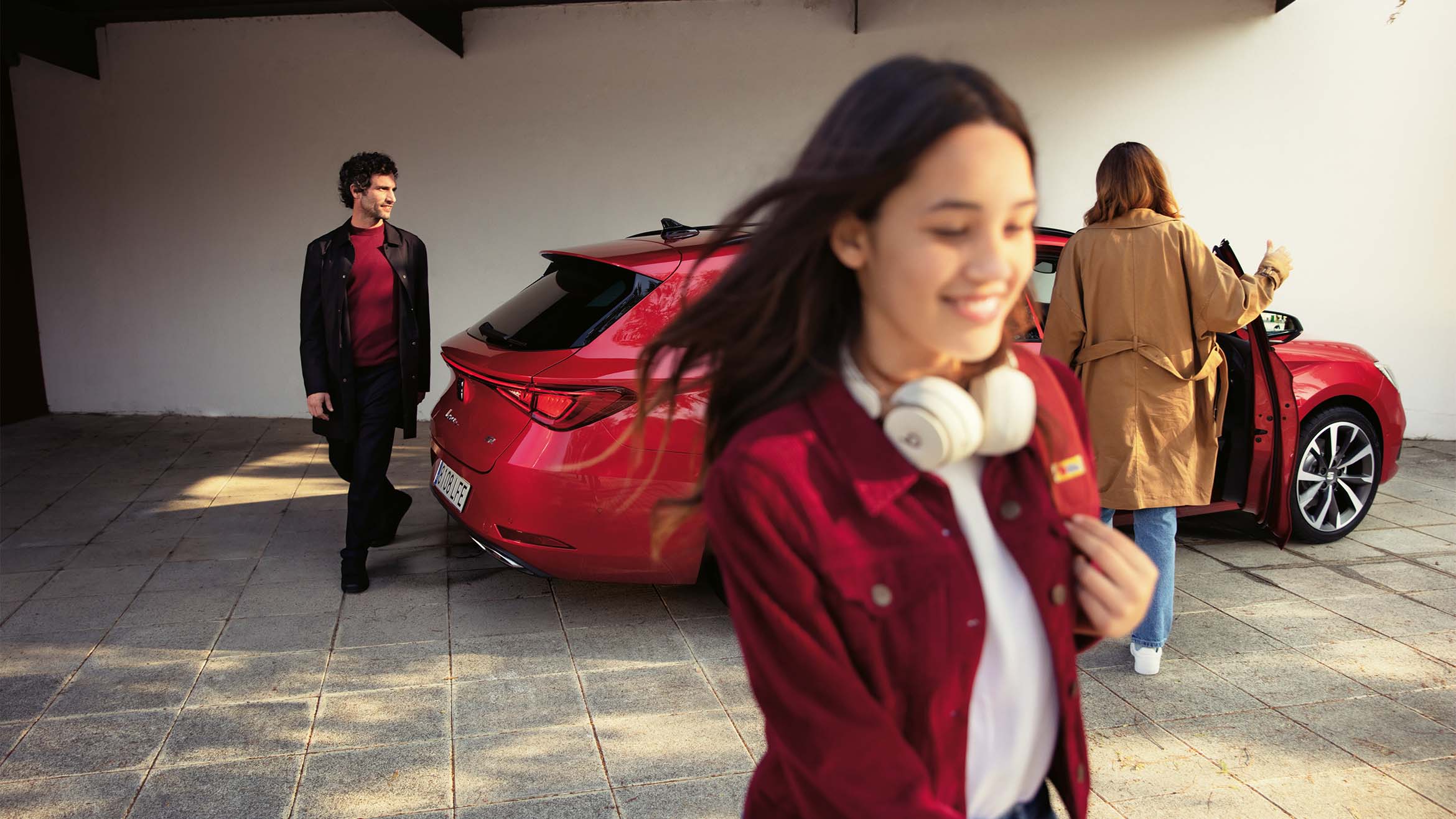 una coppia guarda una seat leon sp in magnetic tech con luci coast-to-coast