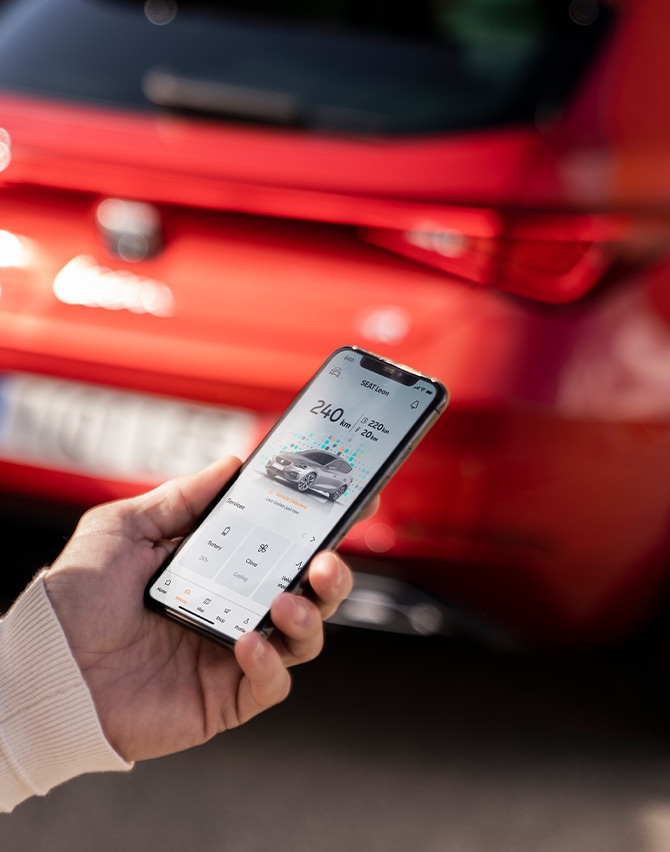 un uomo utilizza l’app My SEAT 