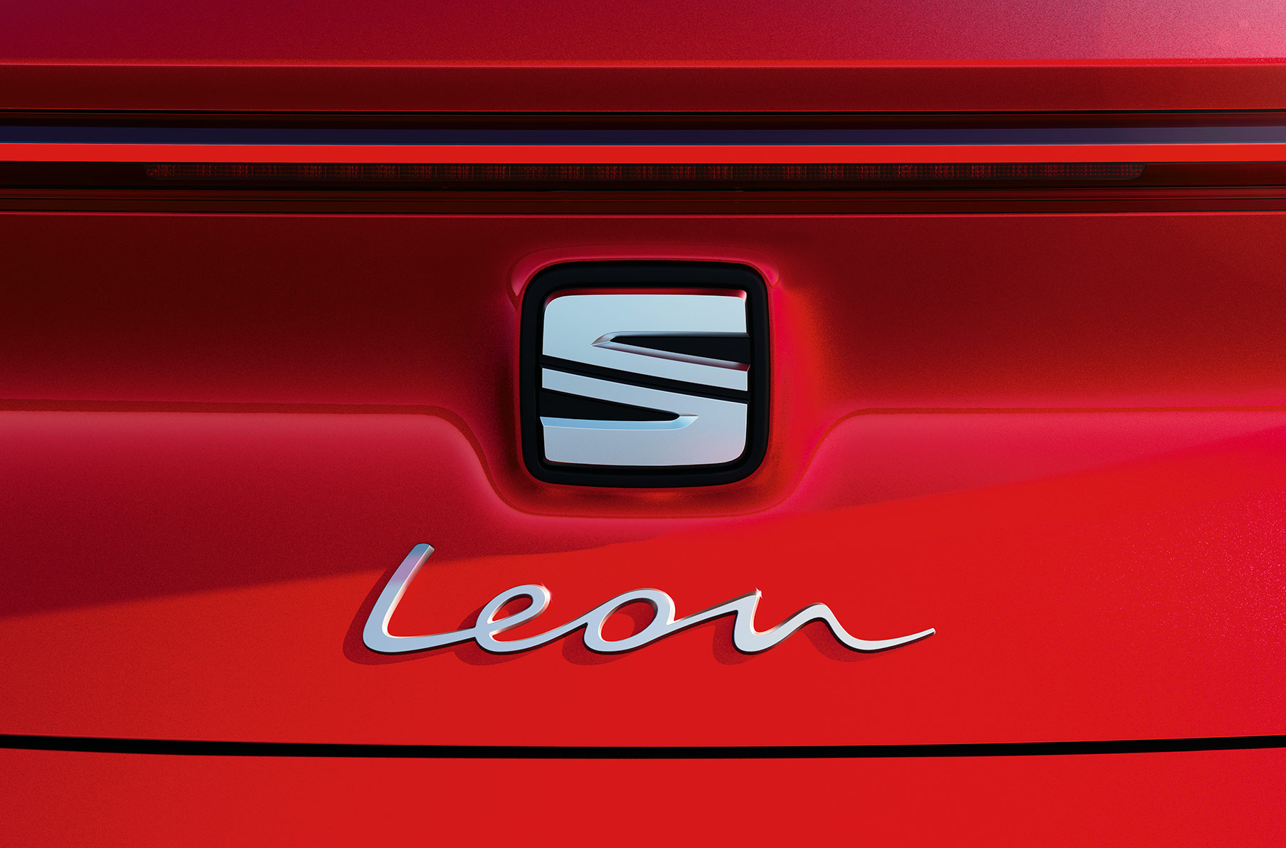seat leon in desire red con firma leon
