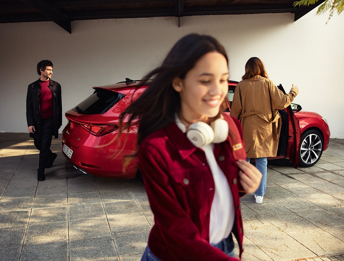 famiglia intorno alla nuova seat leon in desire red 