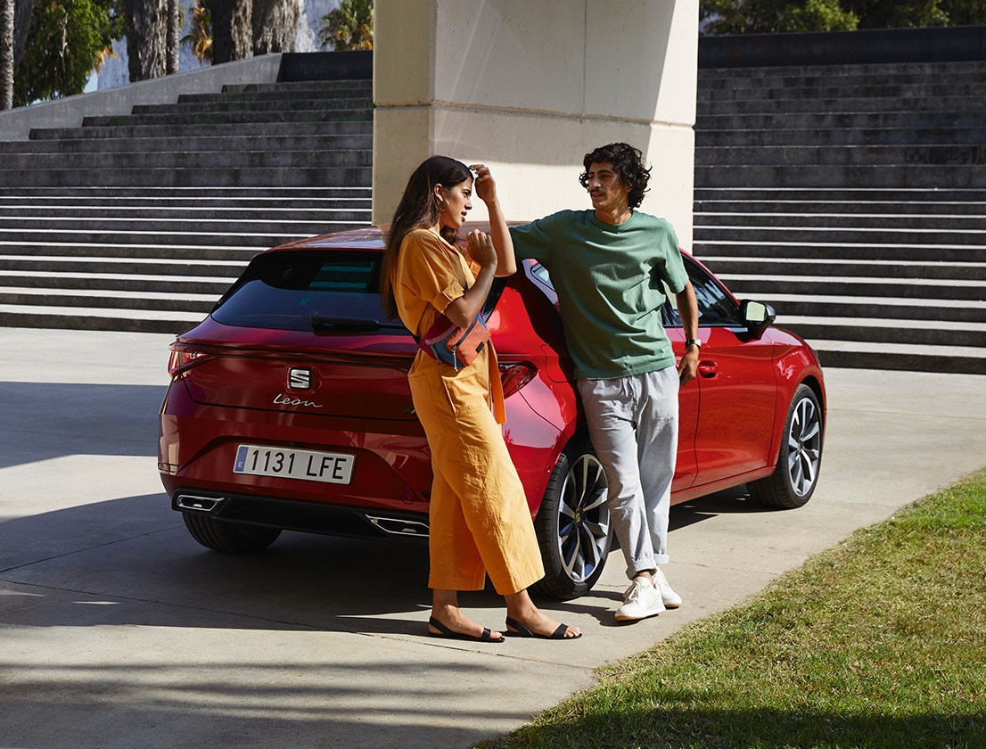 coppia seduta nella nuova seat leon in desire red 