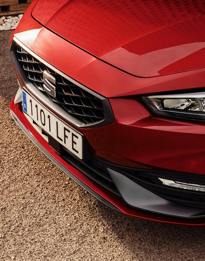 seat leon in desire red con calandra a diamante e luci led complete
