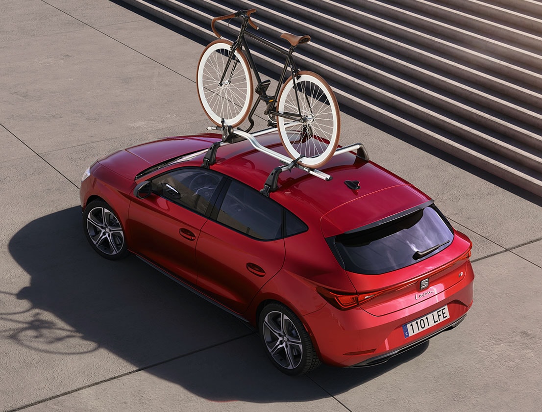 seat leon in desire red con portabici sul tetto 