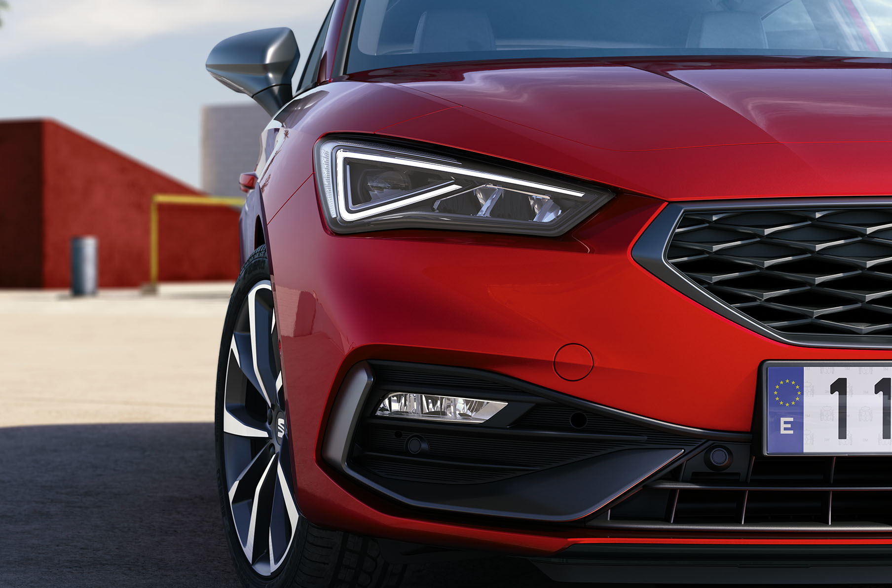 seat leon in desire red con fari led completi dinamici
