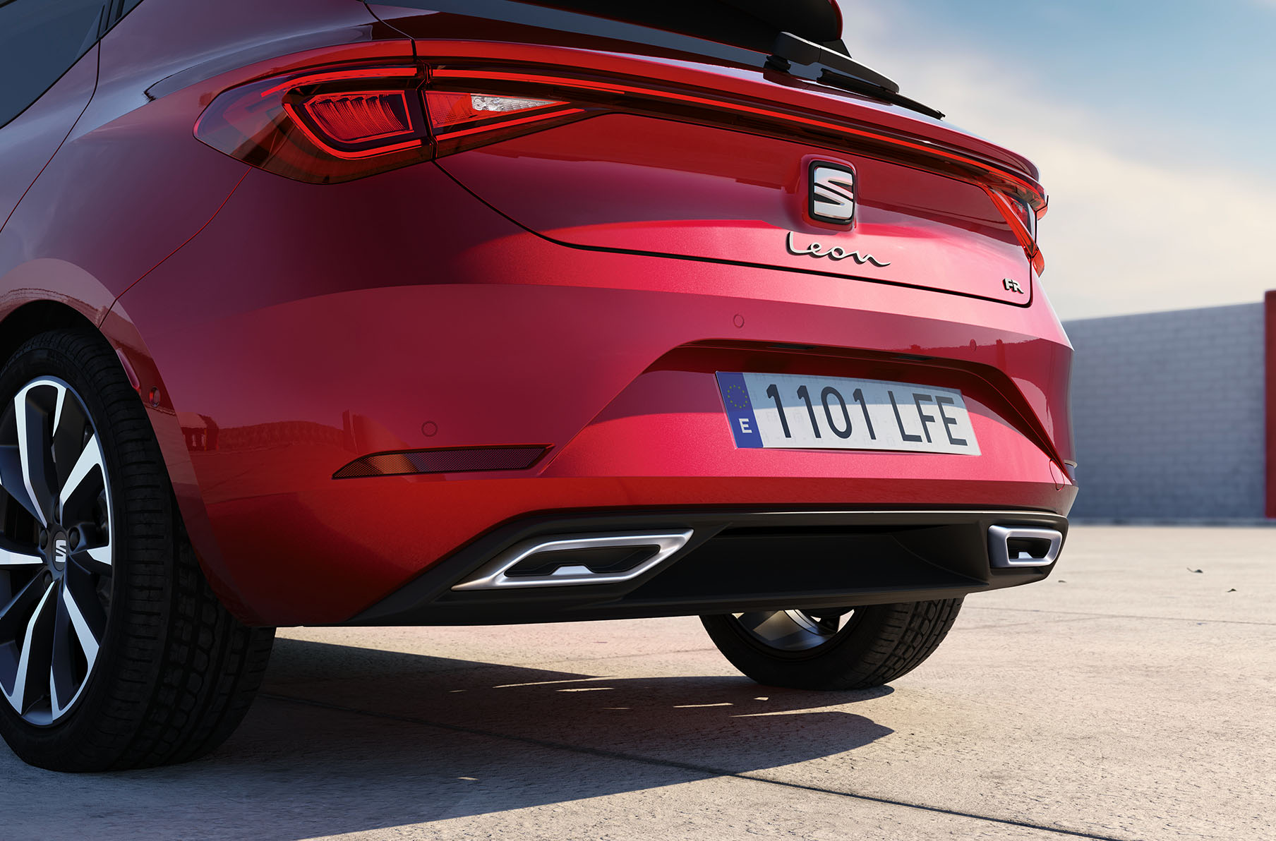 paraurti posteriore di una seat leon in desire red con doppi terminali di scarico cromati