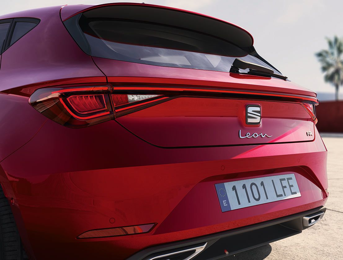 paraurti posteriore di una seat leon in desire red con luci coast-to-coast
